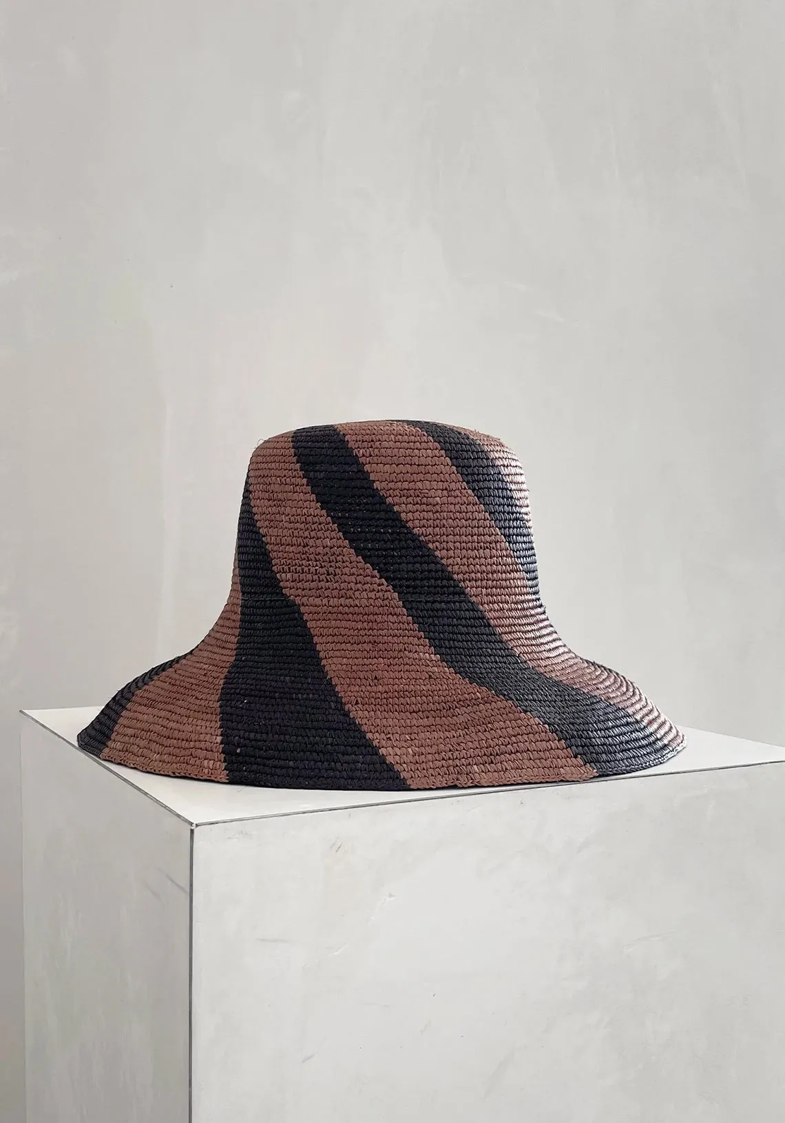 AMIRA BUCKET HAT COFFEE BLACK SPIRAL